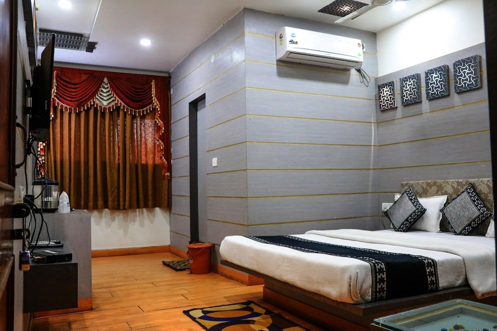 Hotel Amrapali AC Double Bed Family Only 10