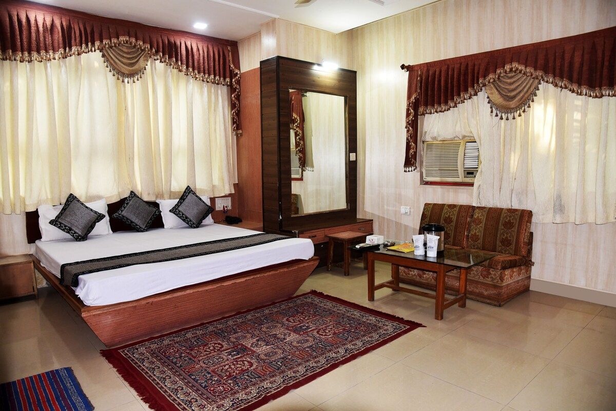 Hotel Amrapali AC Double Bed Family Only 13