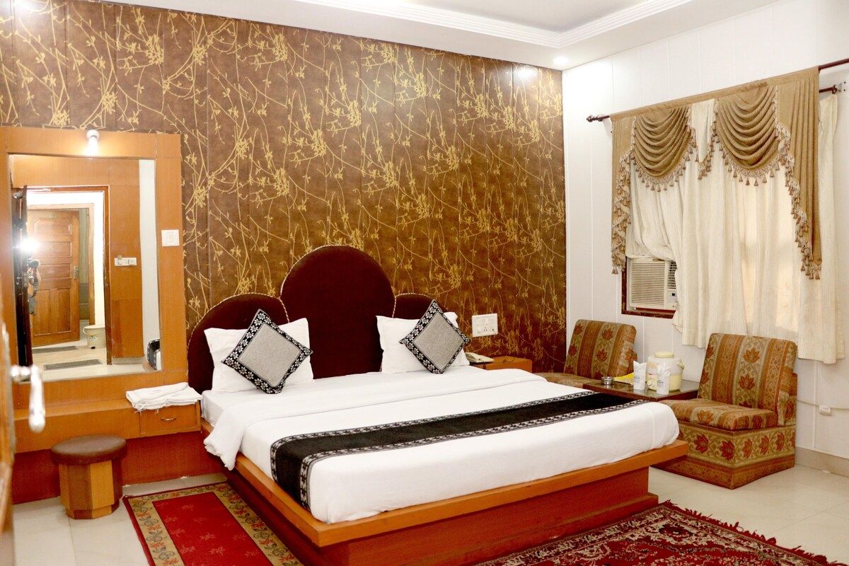 Hotel Amrapali AC Double Bed Family Only 4