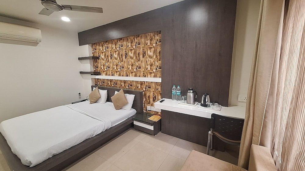  Hotel Alankar Palace Standard Room 6