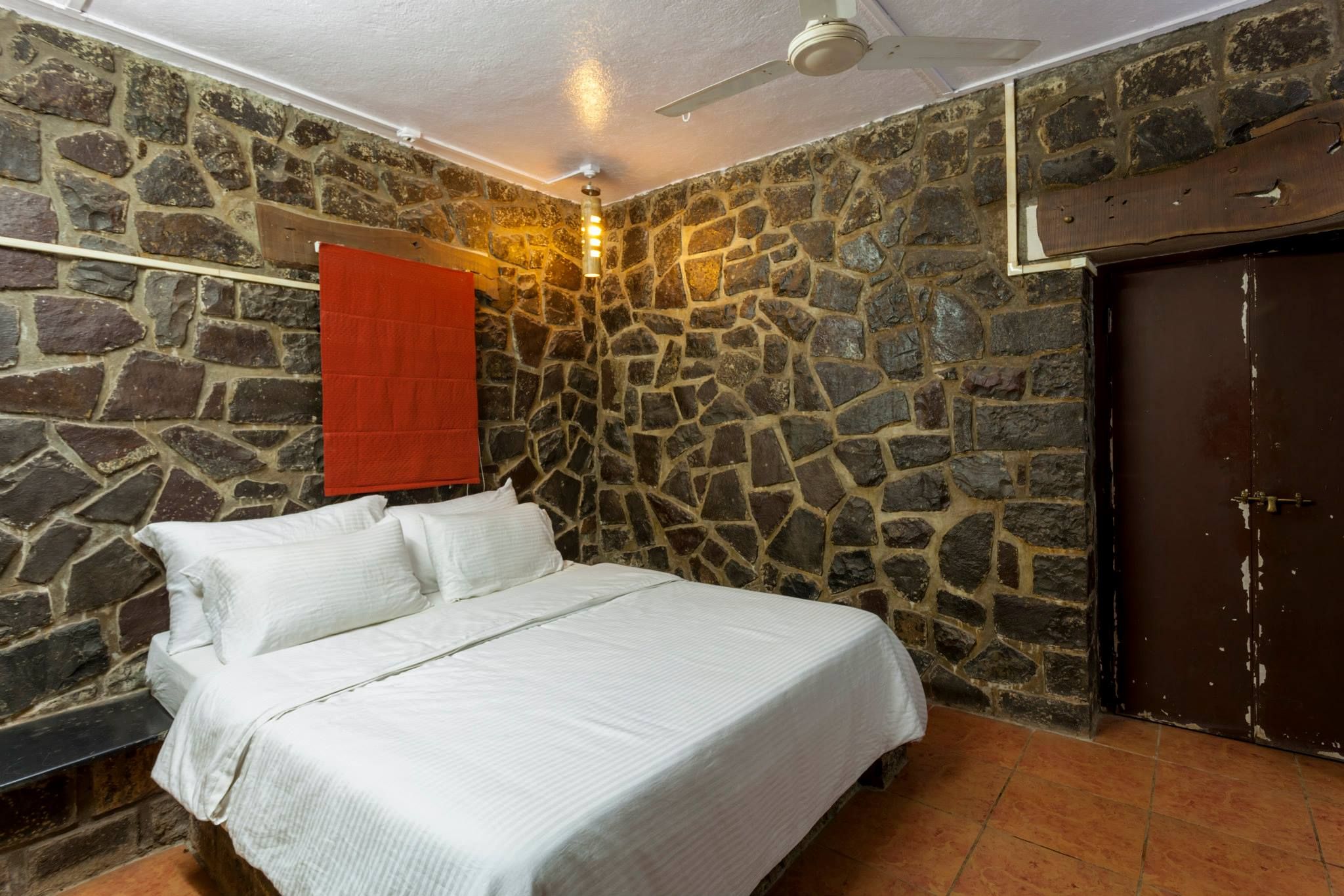 The Stone Cottage (2 Bedroom Suit)