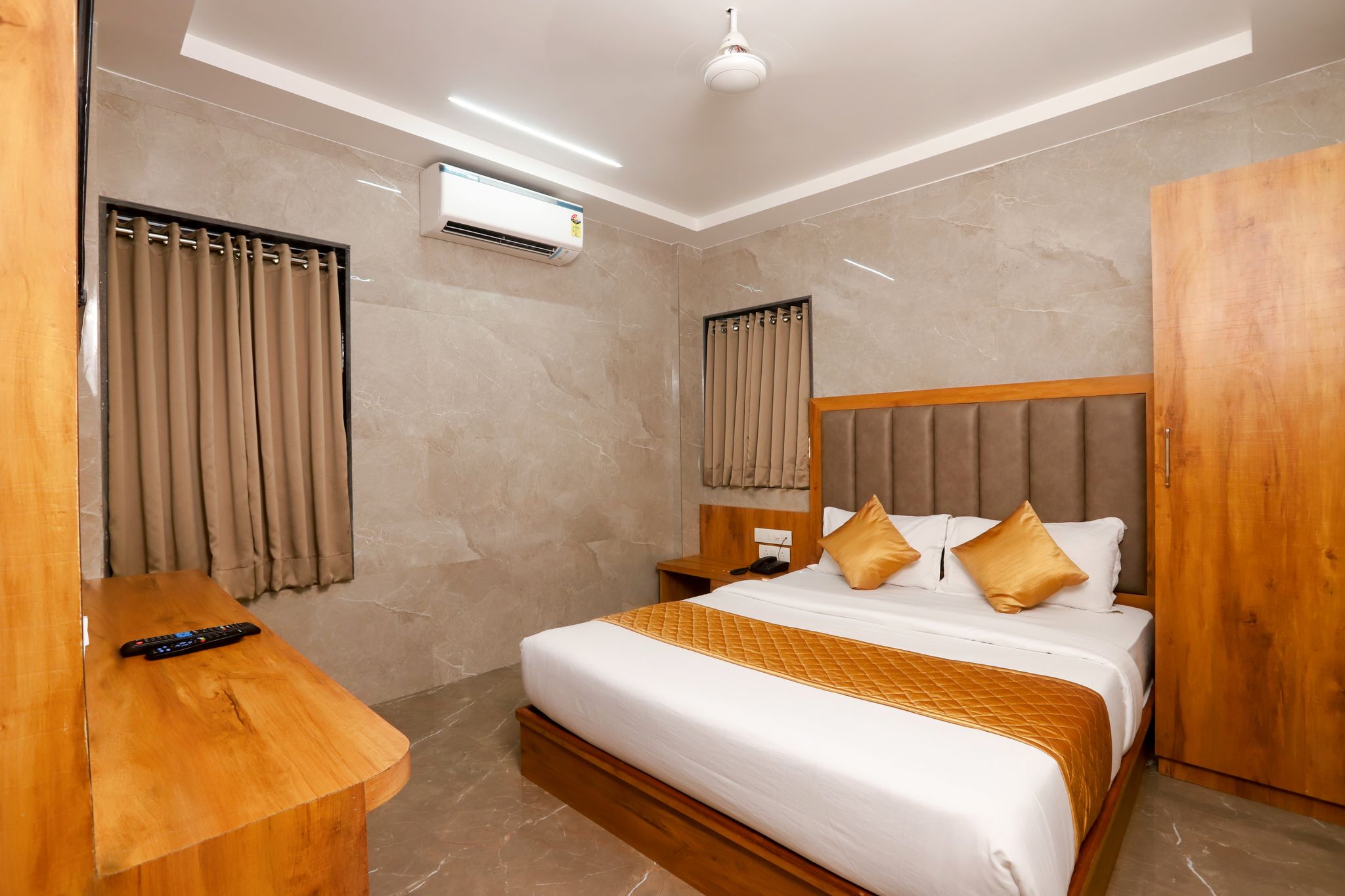 Hotel Karishma Dadar - Near Dadar Railway Station Deluxe Double Room 4