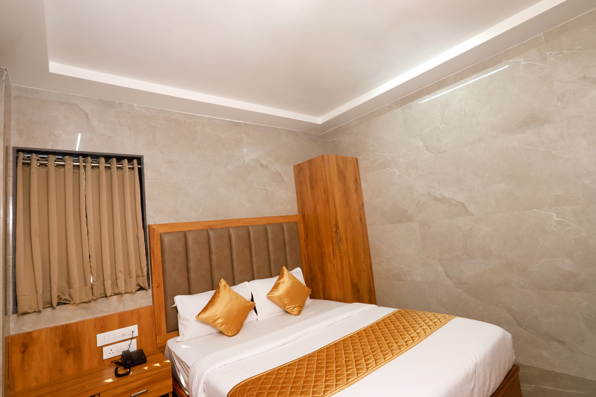 Hotel Karishma Dadar - Near Dadar Railway Station Deluxe Double Room 2