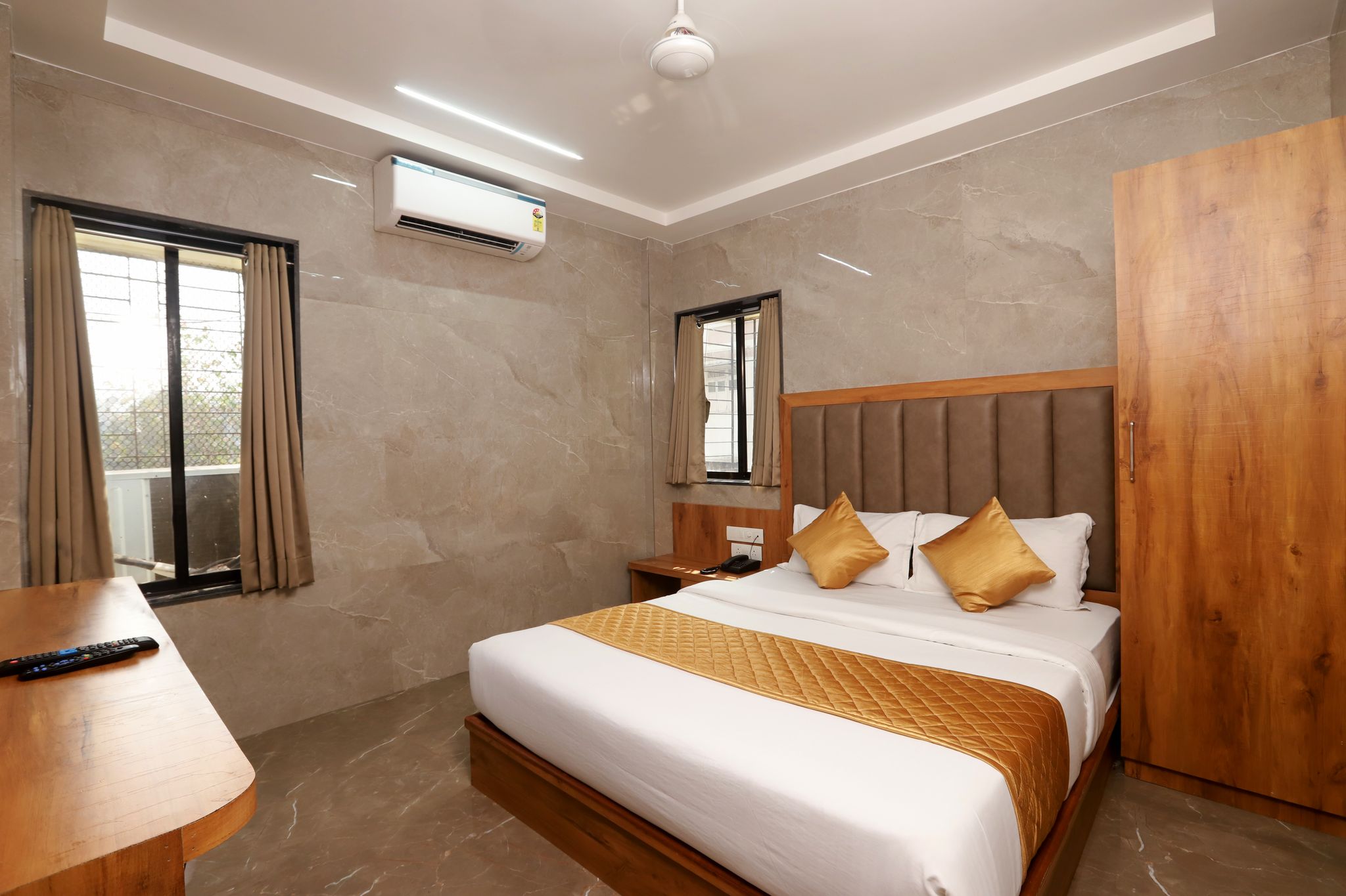 Hotel Karishma Dadar - Near Dadar Railway Station Deluxe Double Room 3