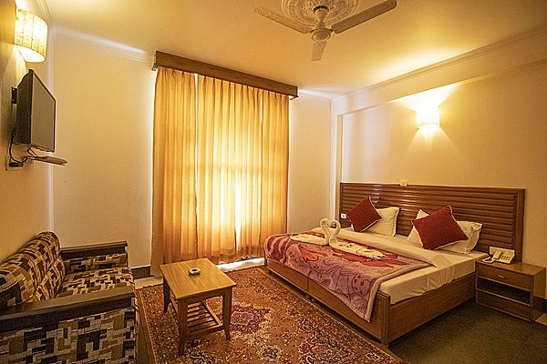 WOW STAYZ2 The Lodge Triund  Retreat 6