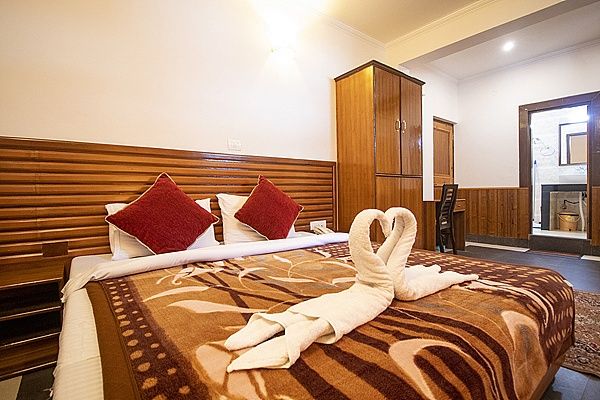 WOW STAYZ2 The Lodge Triund  Retreat