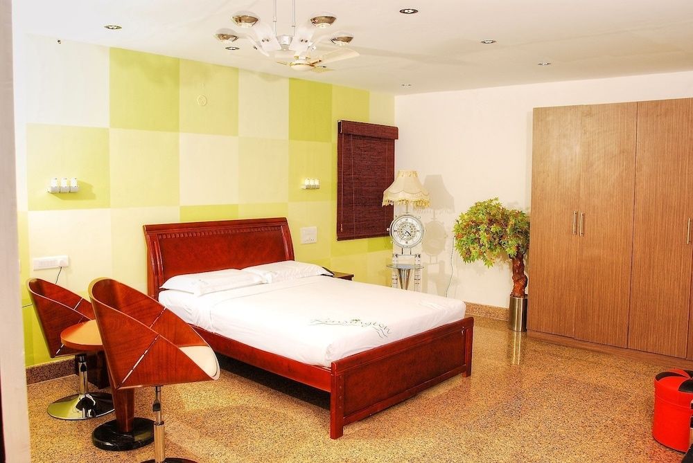 undefined The Retreat 9