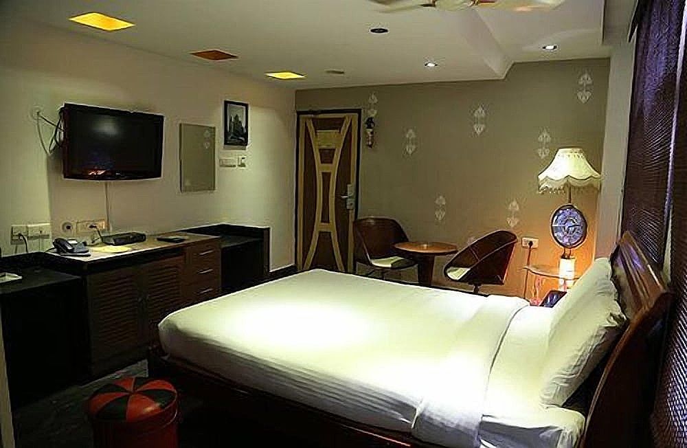 undefined The Retreat 8