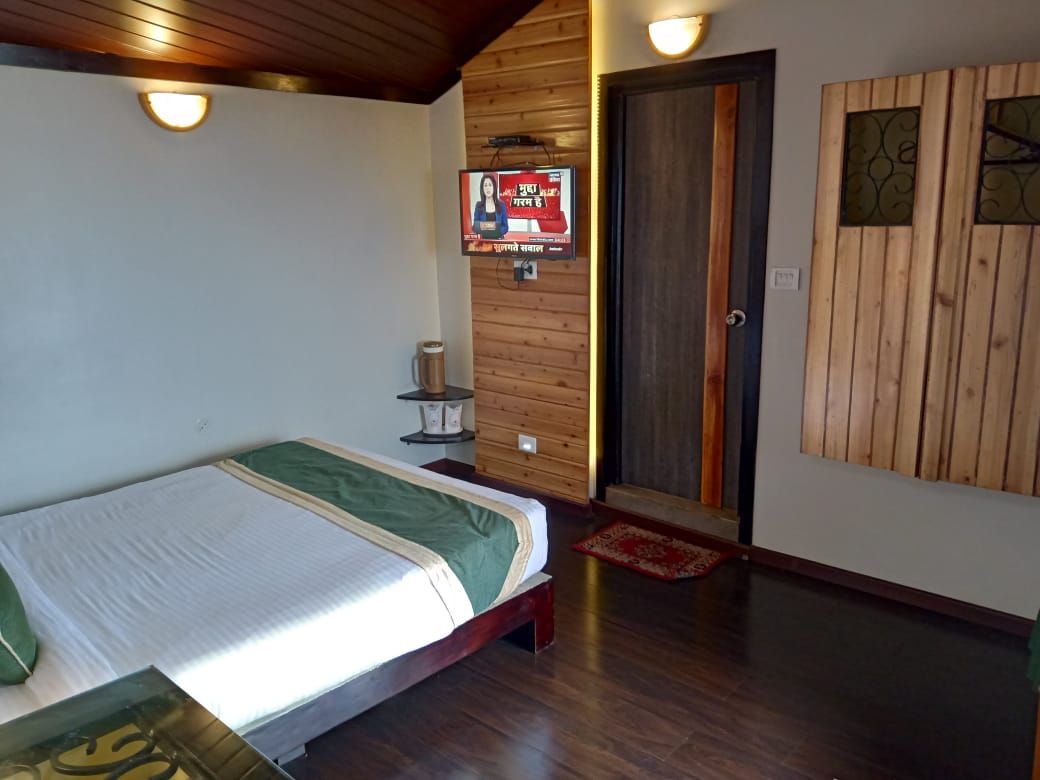 Hotel Dip Palace, Darjeeling Deluxe Room (Back side) 3