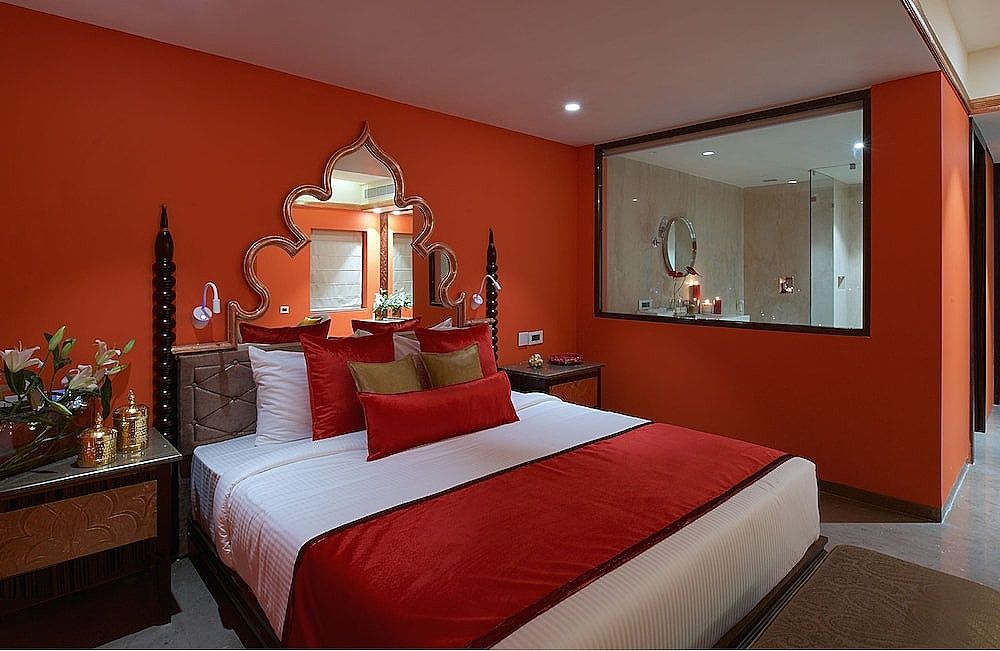 Luxury Suite with 1 King Bed and Partial Lake View and Bathtub