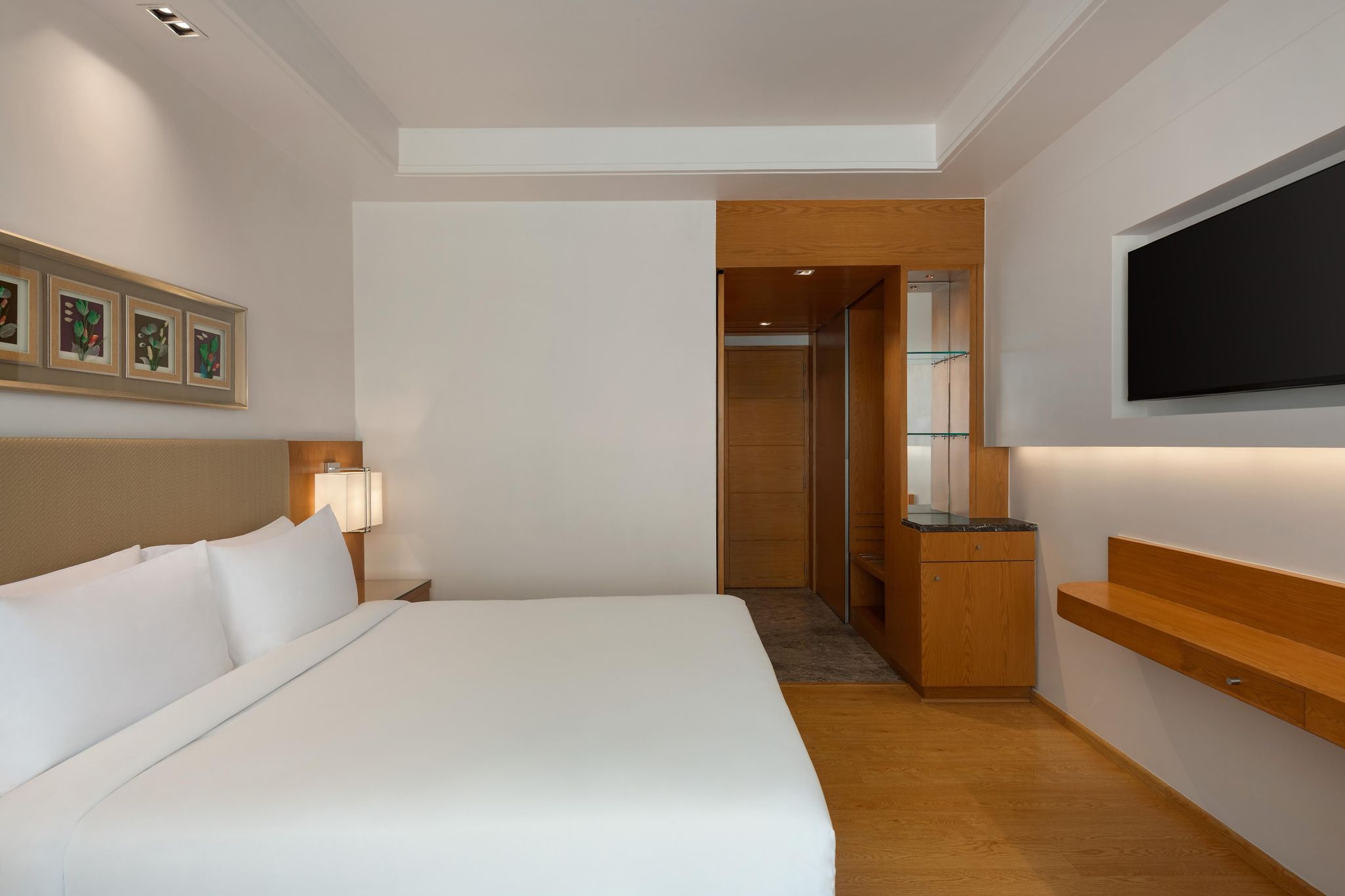 Room, 1 King Bed, Mobility Accessible, Non Smoking (Roll-in Shower)