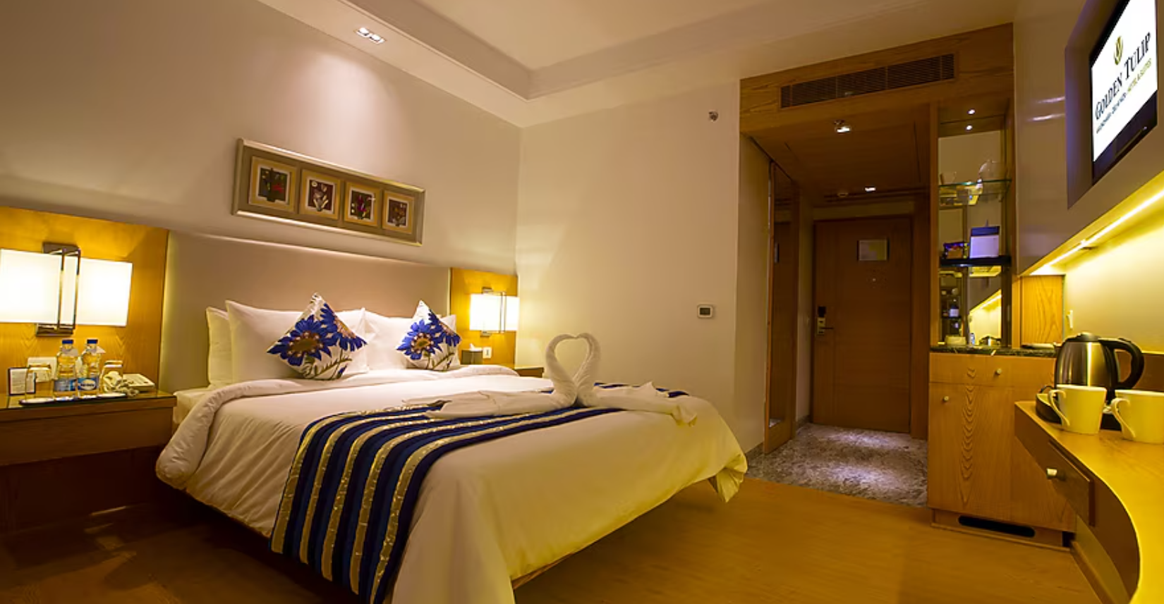 1 King Bed, Mobility Accessible Room, Roll-In Shower, Non Smoking