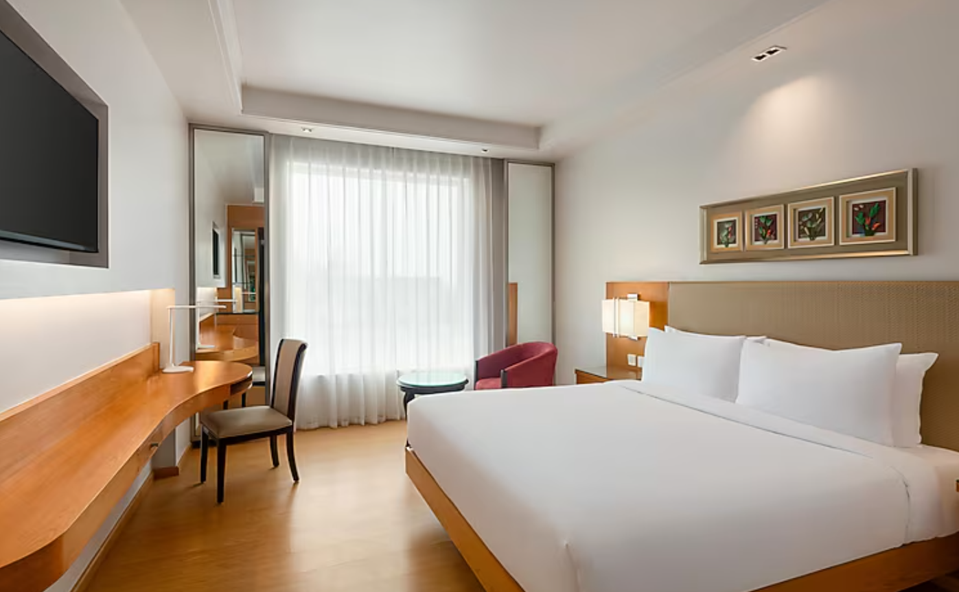 1 King Bed, Mobility Accessible Room, Roll-In Shower, Non Smoking