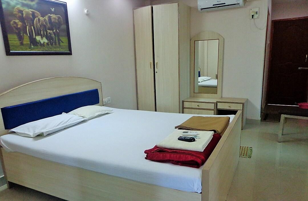 Hotel Anbu International Deluxe Room AC 4