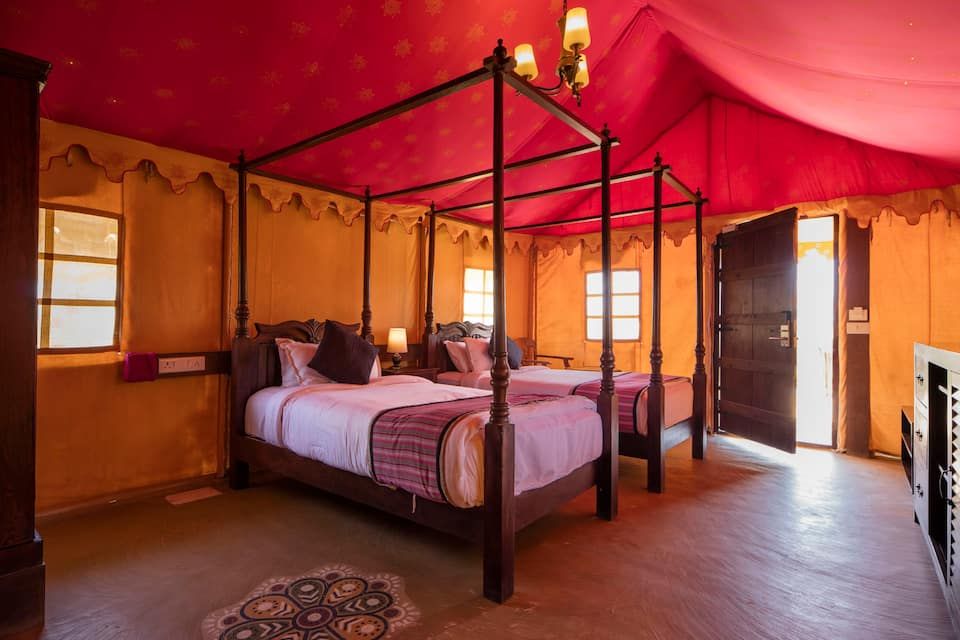 Deluxe Hut Queen-Size Bed