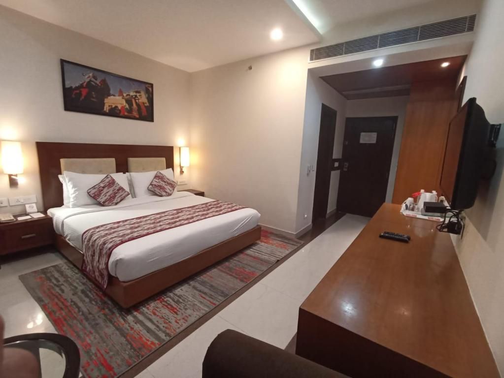 Ramada by Wyndham Katesar 1 King Bed Suite, Non-Smoking 2