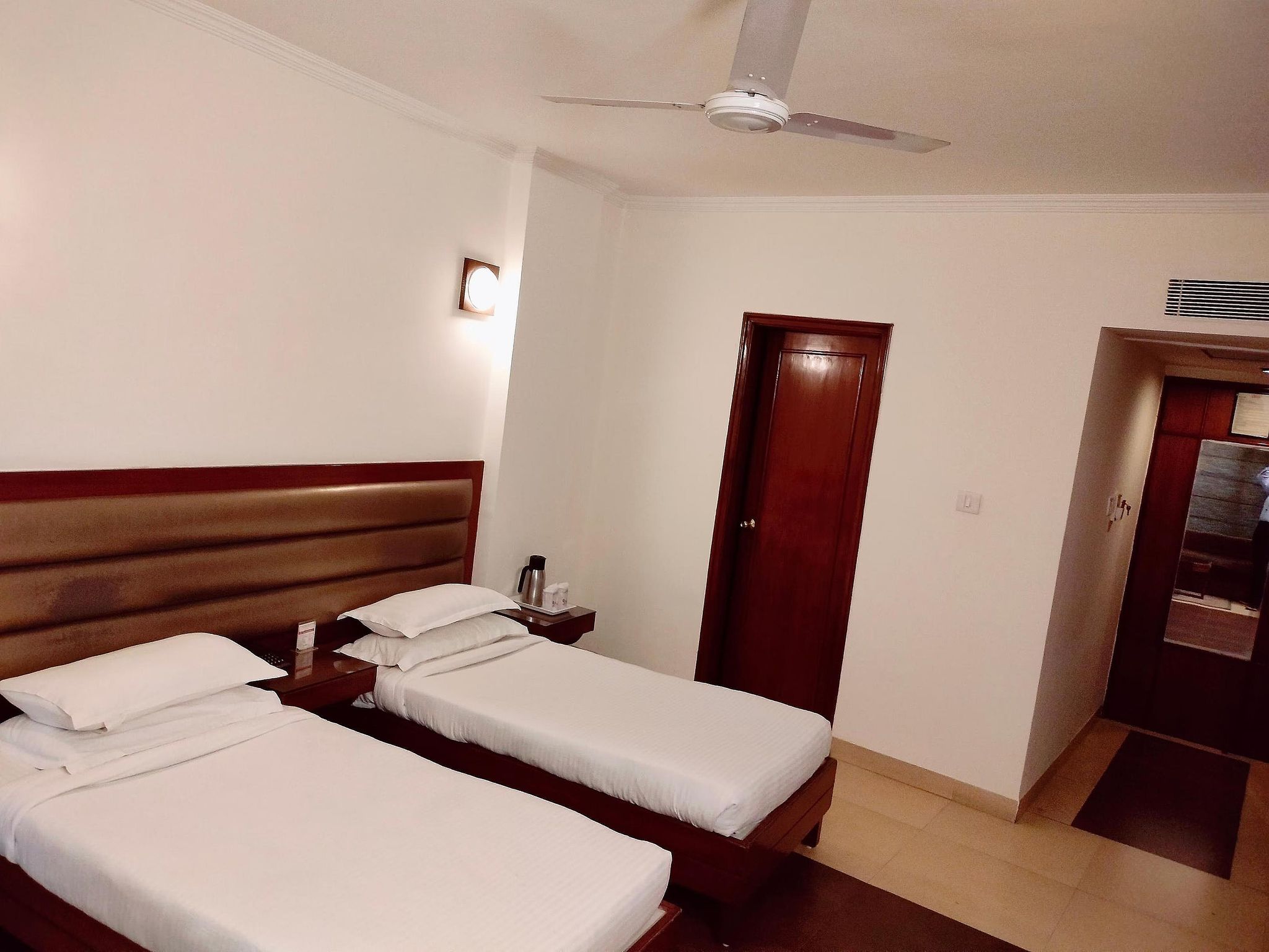 THE RESIDENCY  DELUXE CLUB 3