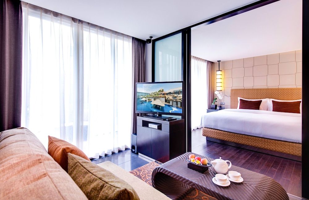 Deluxe Pool View Suite