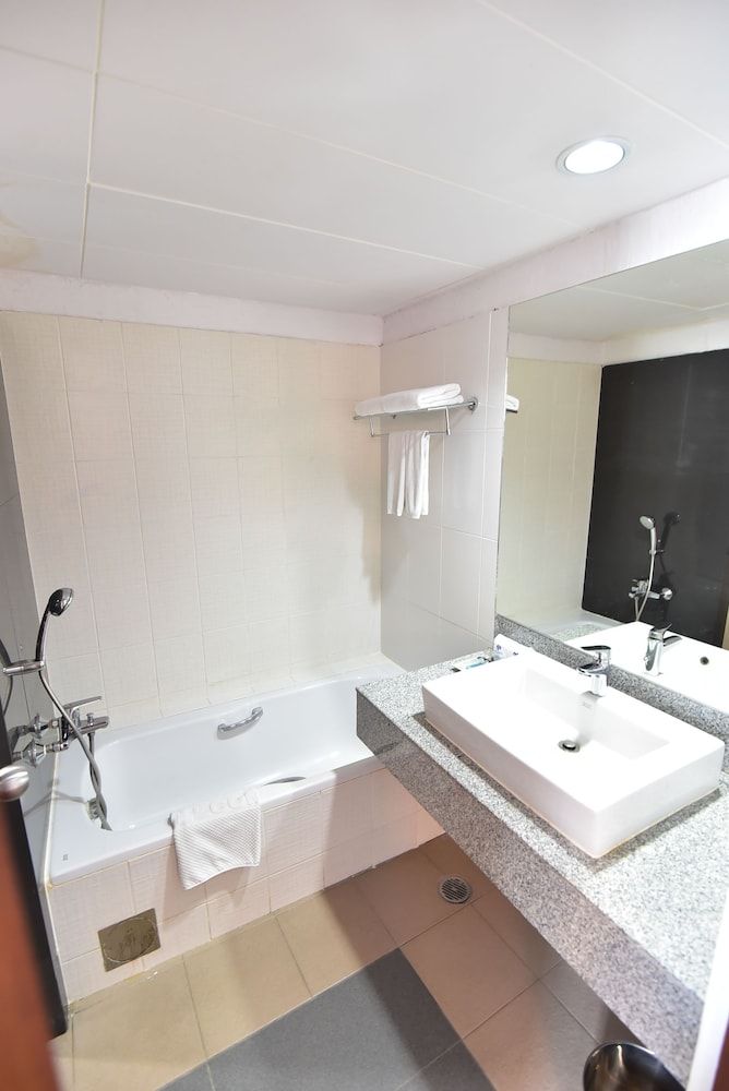 Aloha Hotel Hat Yai Family Room, 2 Bedrooms 11