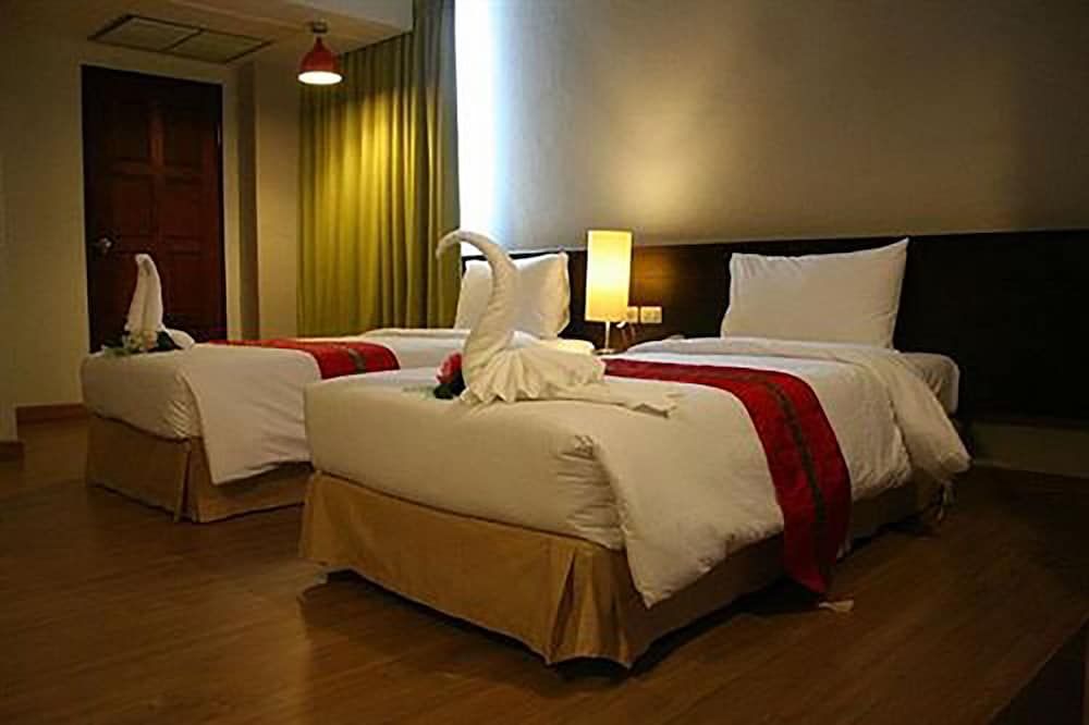 Aloha Hotel Hat Yai Superior Twin Room 2