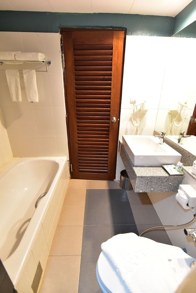 Aloha Hotel Hat Yai Deluxe Double Room 12