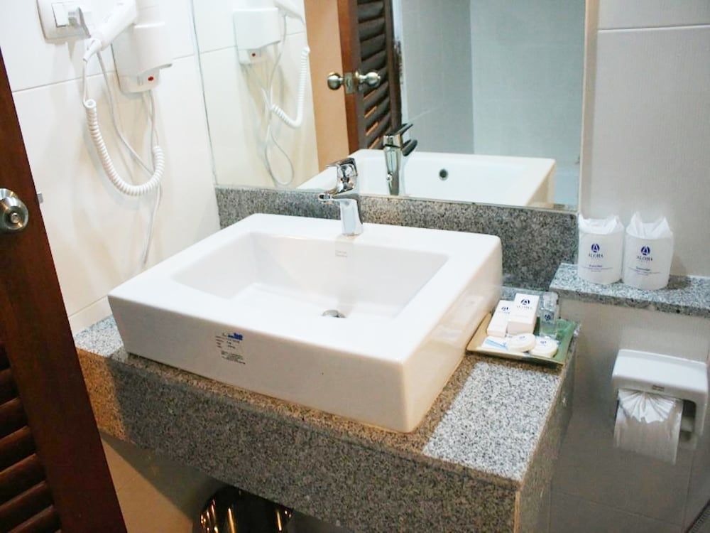 Aloha Hotel Hat Yai Deluxe Double Room 8