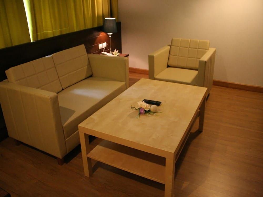 Aloha Hotel Hat Yai Family Room, 2 Bedrooms 12