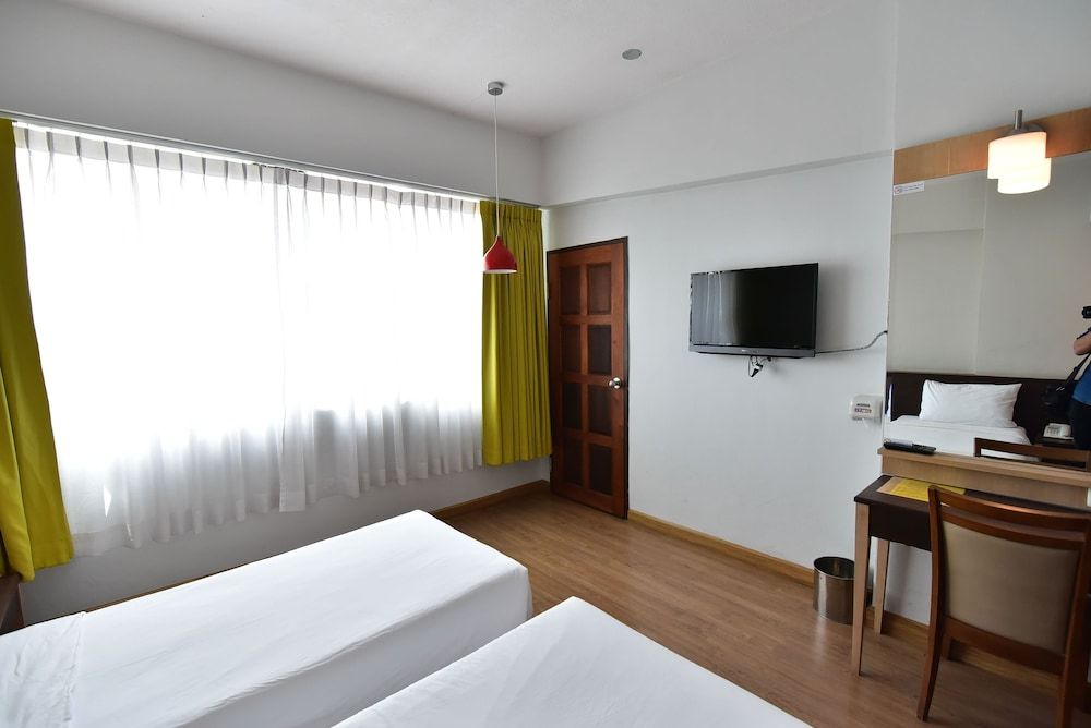 Aloha Hotel Hat Yai Superior Twin Room 4