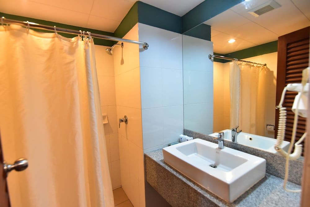 Aloha Hotel Hat Yai Superior Twin Room 10