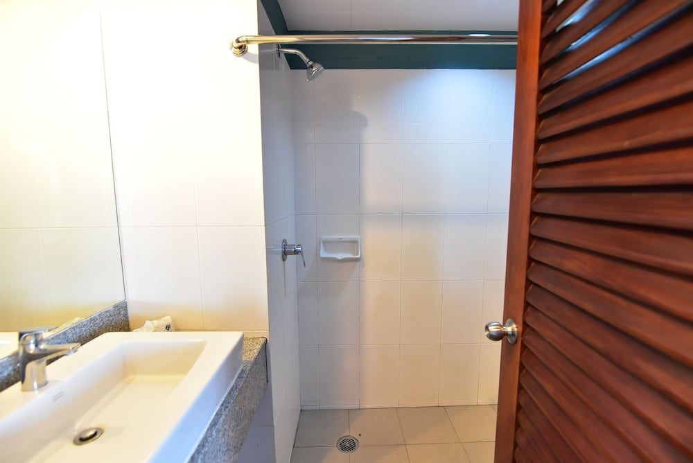 Aloha Hotel Hat Yai Superior Twin Room 8