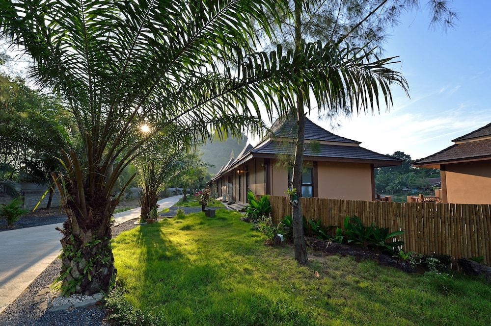 undefined Poonsiri Resort