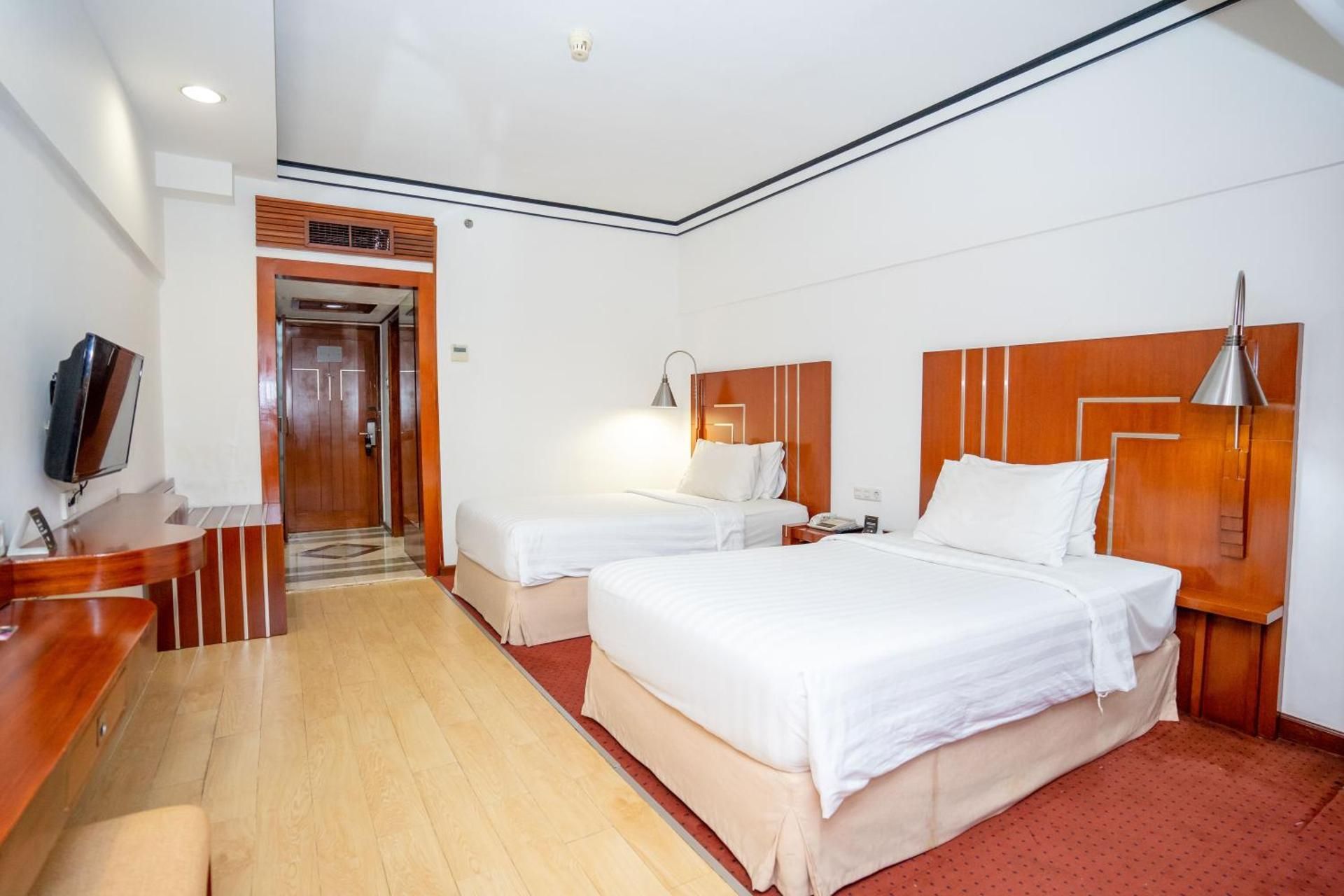 Triple at Deluxe Twin Room (3 Adults)