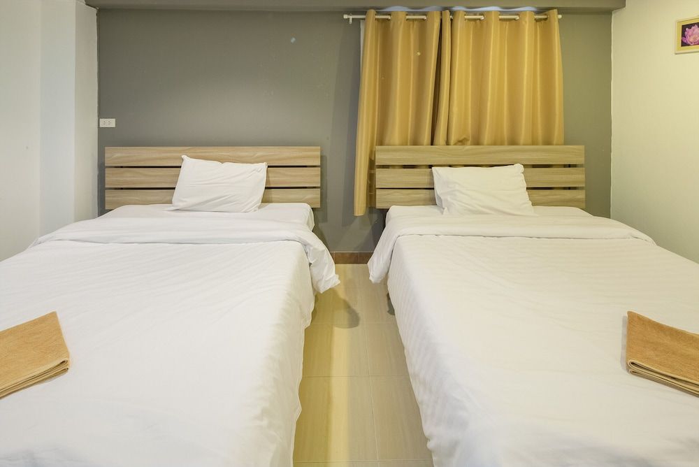 Deluxe Twin Queen Bed Room