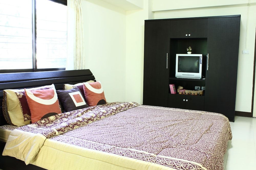 undefined The European Place 7