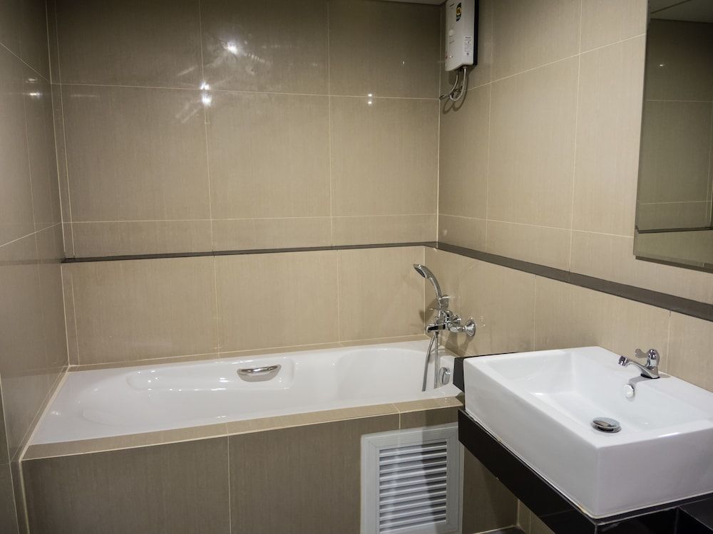 Deep Soaking Bathtub