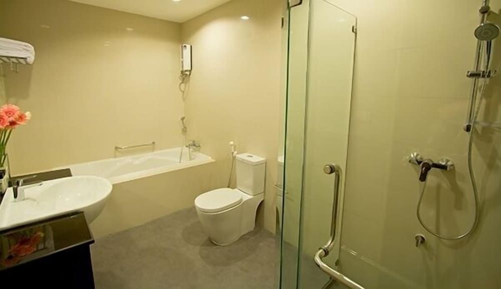 The Grand Wipanan Residence Studio Twin Room 4