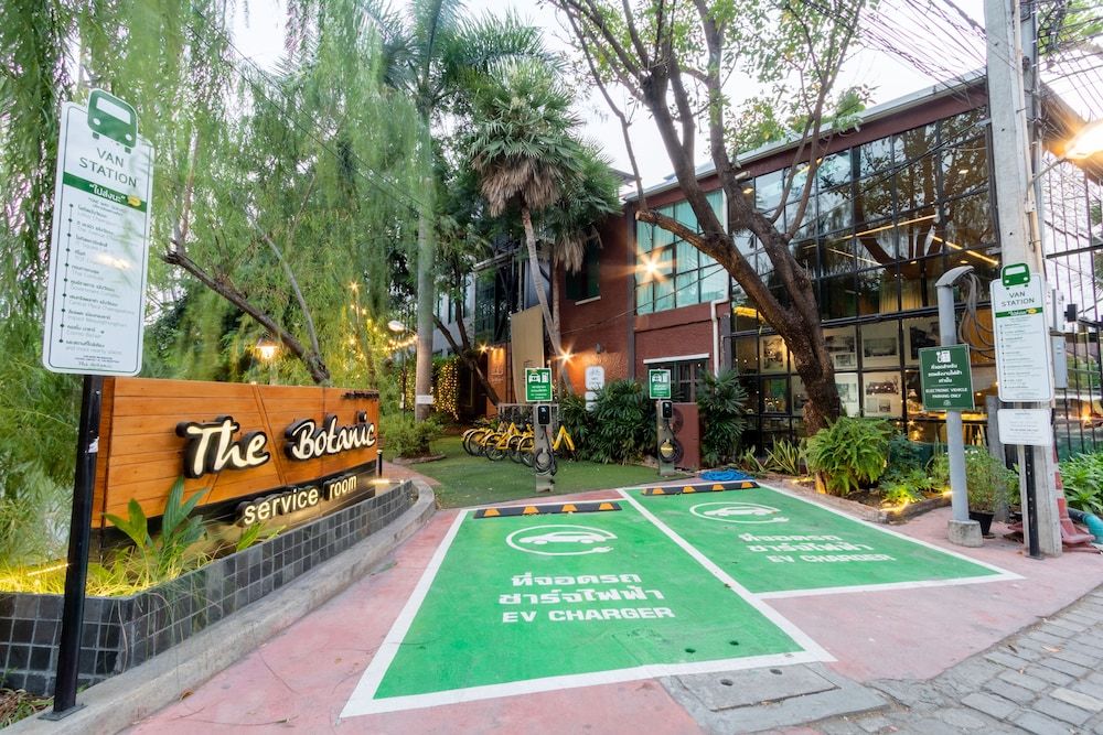 Electric vehicle charging station