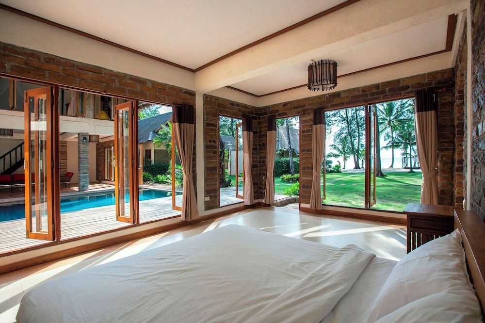 Peter Pan Resort Pool Side Villa Sea View