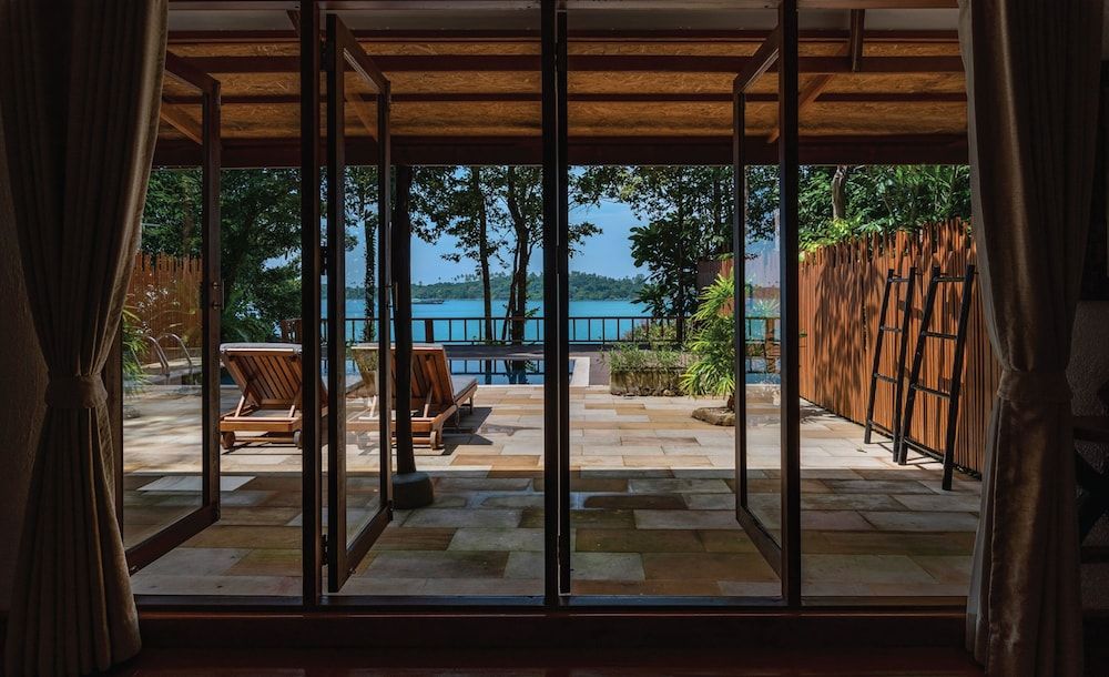 Captain Hook Resort Pool Suite 7