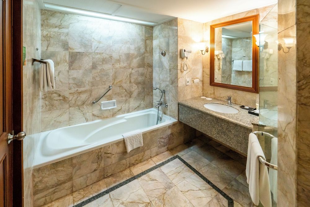 Century Park Hotel Deluxe Double or Twin Room 18