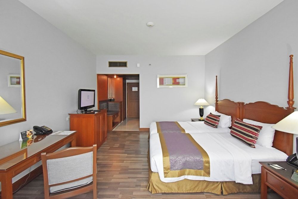 Century Park Hotel Deluxe Double or Twin Room 23