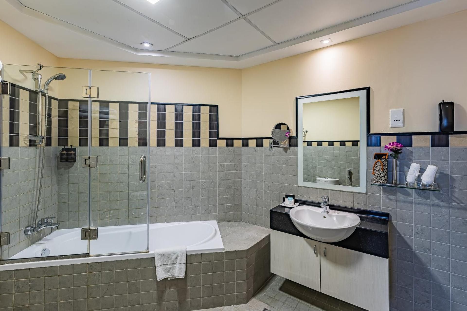 Carlton Downtown Hotel Deluxe Room 2