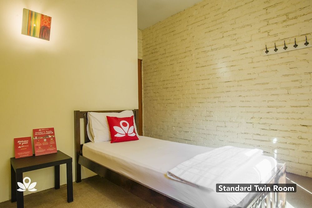 The Explorers Guesthouse and Hostel Standard Twin Room 3