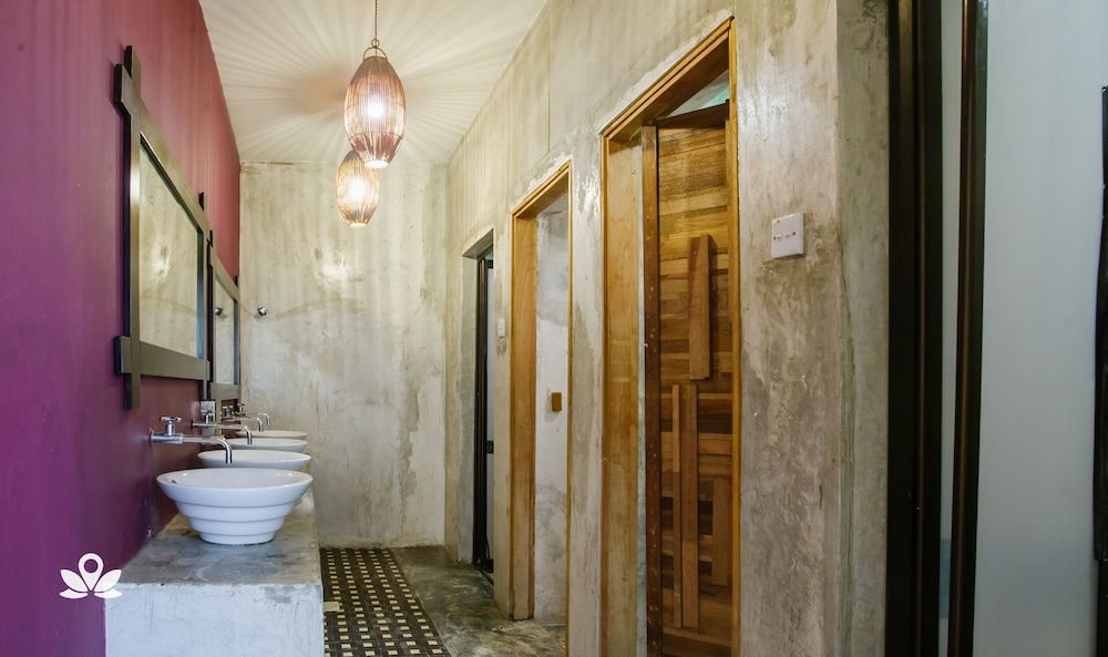 The Explorers Guesthouse and Hostel Standard Twin Room 4