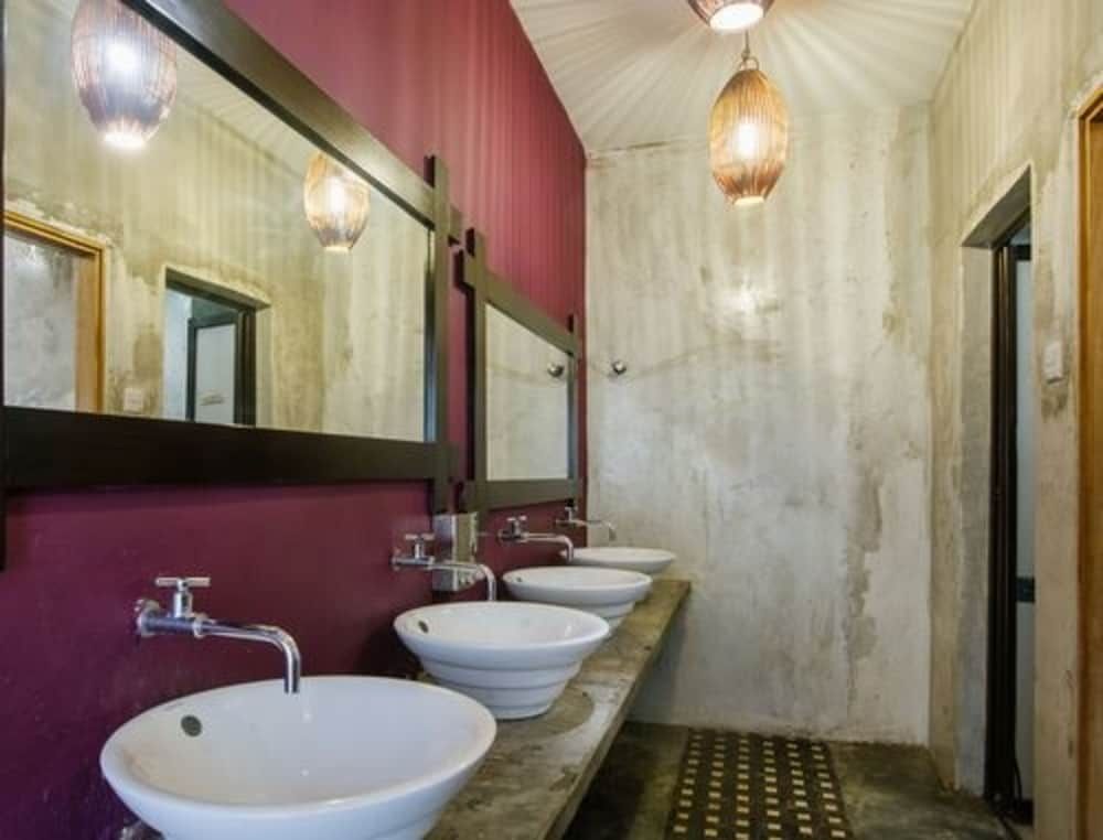 The Explorers Guesthouse and Hostel Standard Twin Room 5