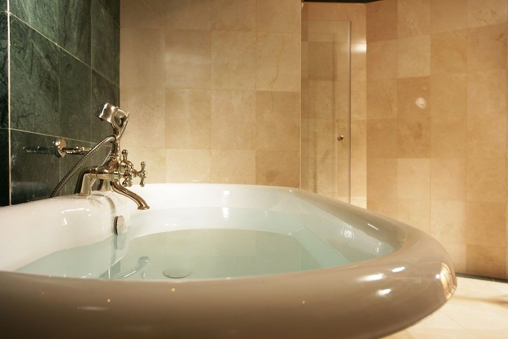 Deep Soaking Bathtub