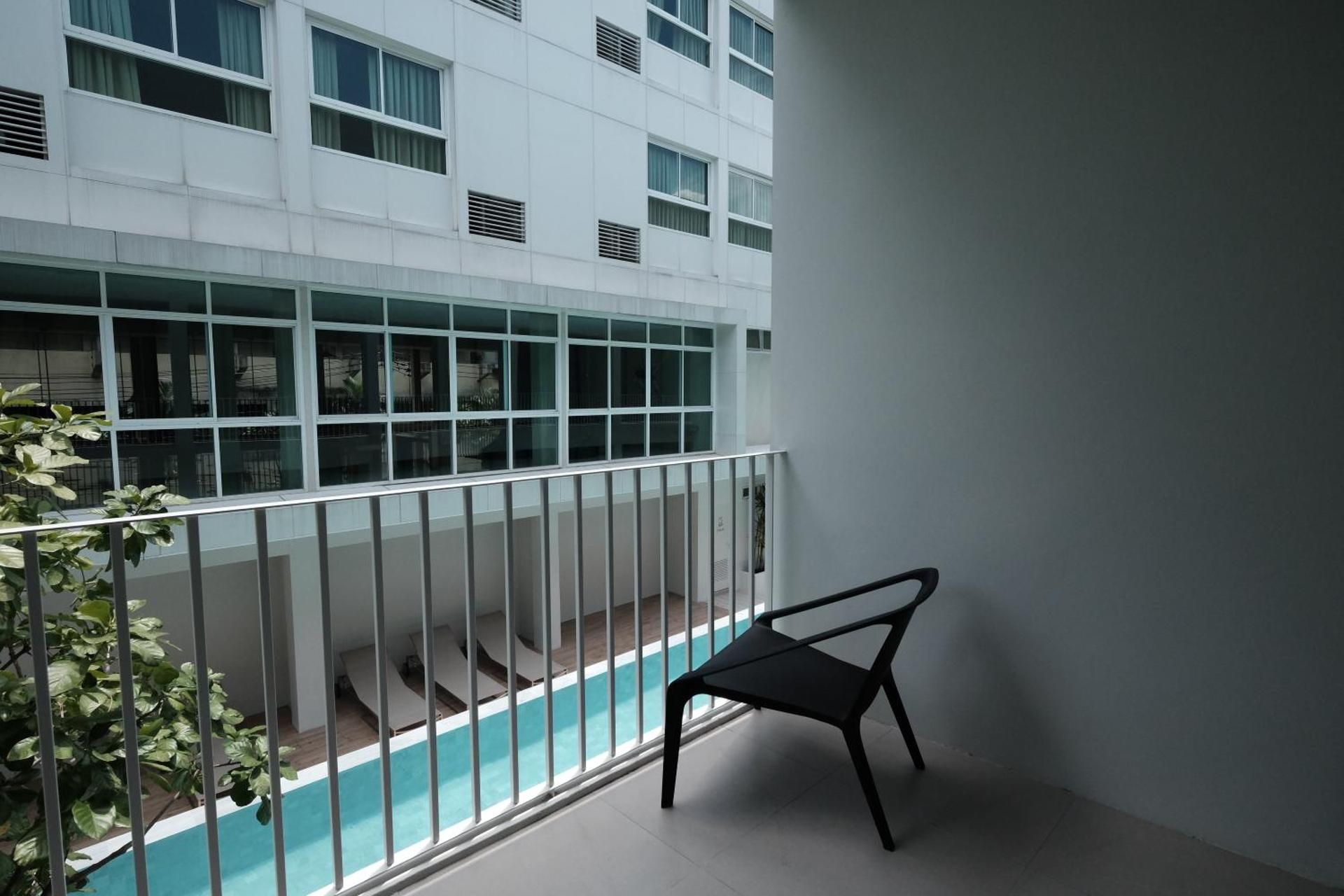 CHERN Bangkok Standard Twin Room with Balcony 2