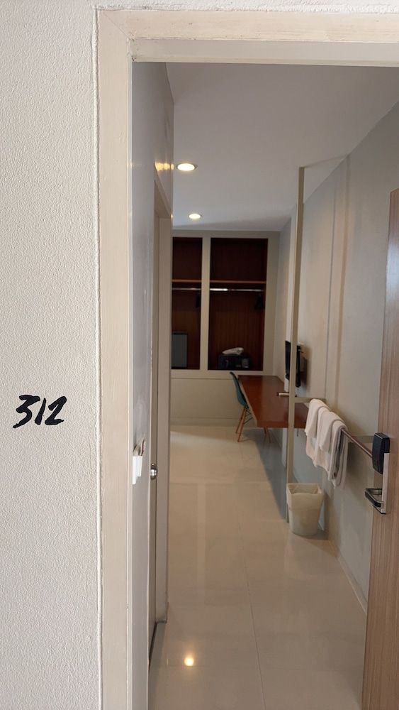 CHERN Bangkok Standard Twin Room 8