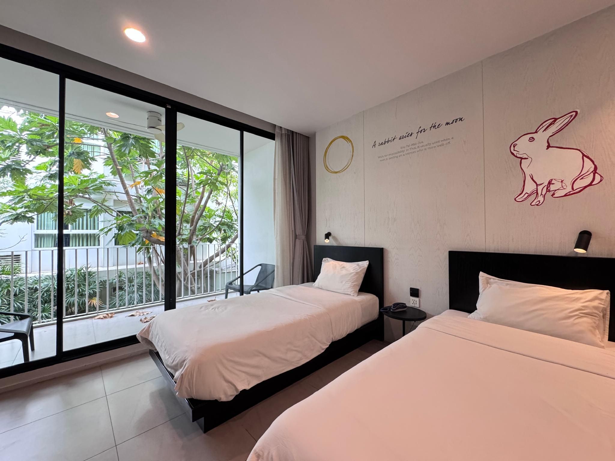 CHERN Bangkok Standard Twin Room with Balcony