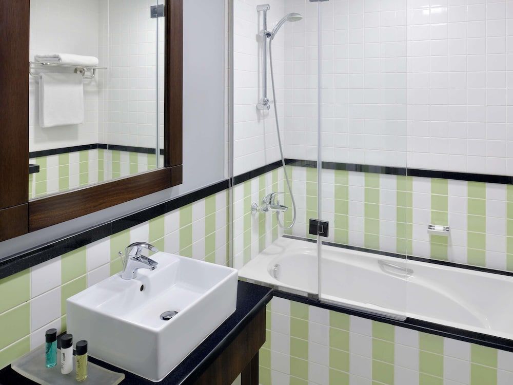 Movenpick Hotel Apartments Al Mamzar Dubai Deluxe Twin Room, 2 Twin Beds 3